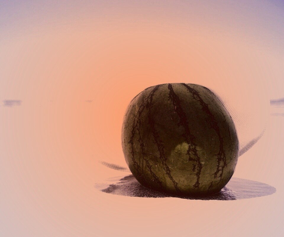 Арбуз в летней шляпке на пляже обои