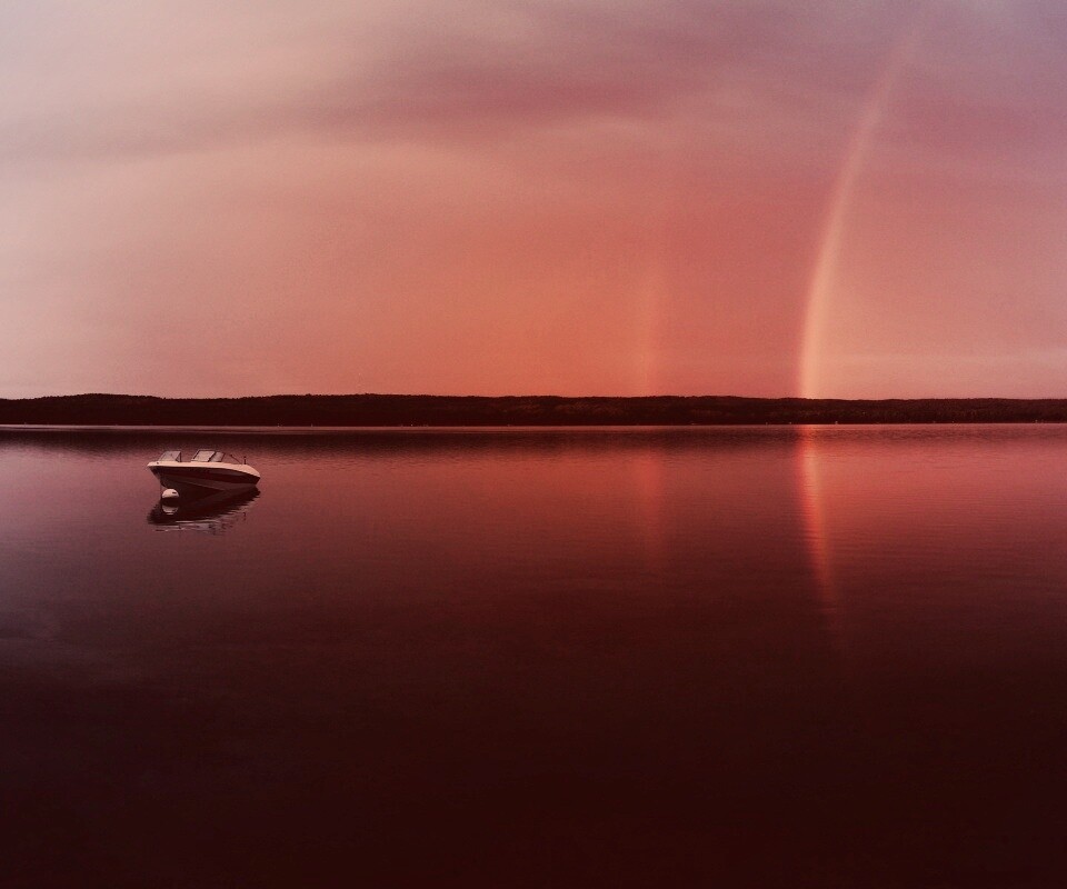 Катер на озере обои