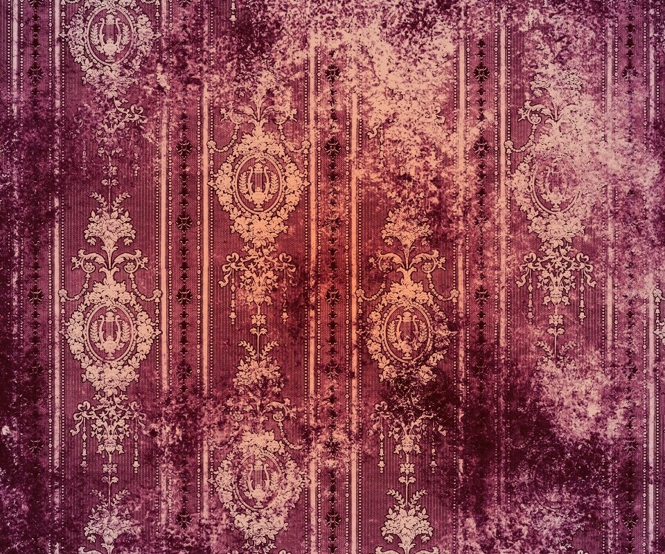 Старинные фиолетовые обои с узорами обои