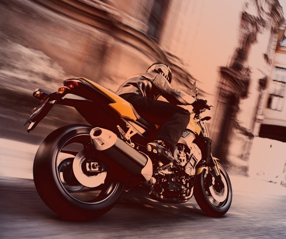 Ямаха и наездник на улицах города обои