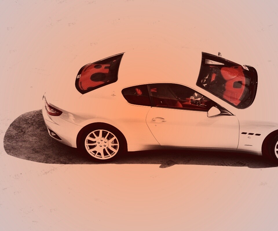 Белая мазерати на солнцепеке обои