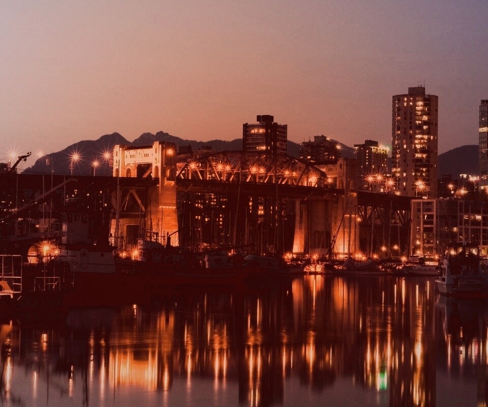 Мост и катера на закате обои