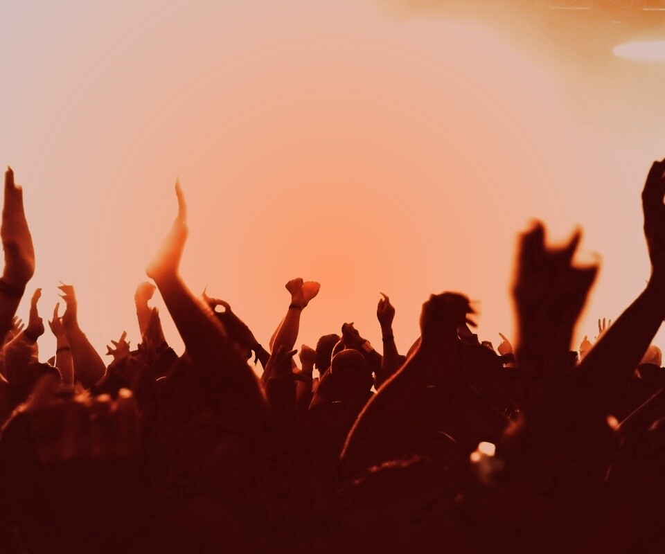 Руки людей на концерте обои