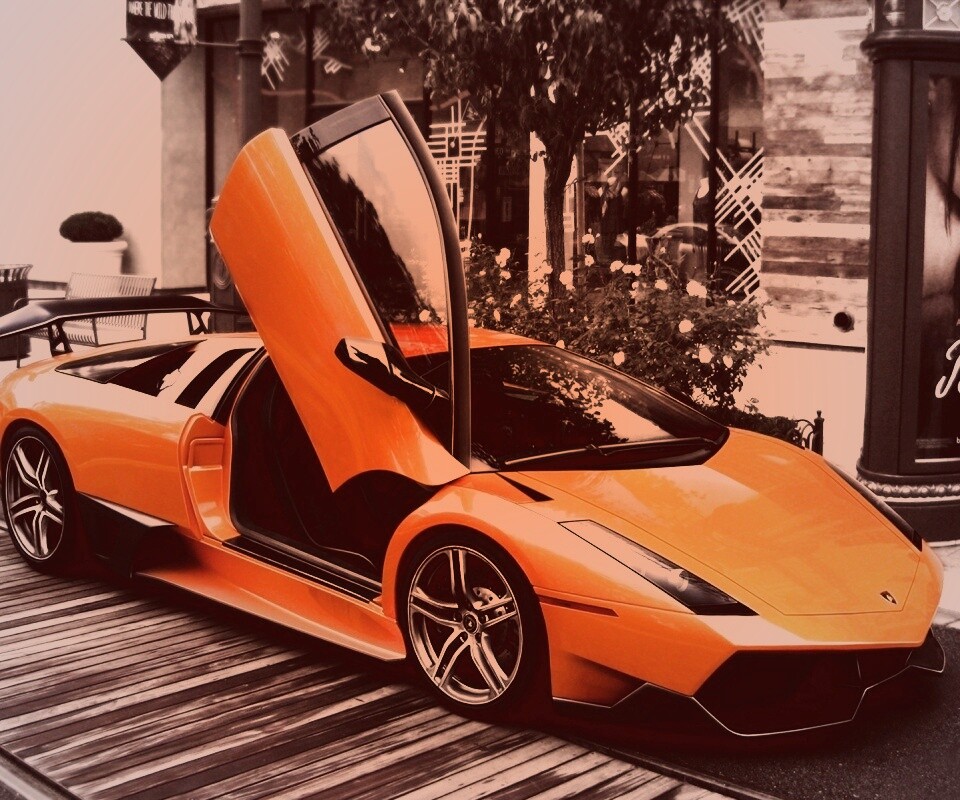 Оранжевая ламборджини на улице обои