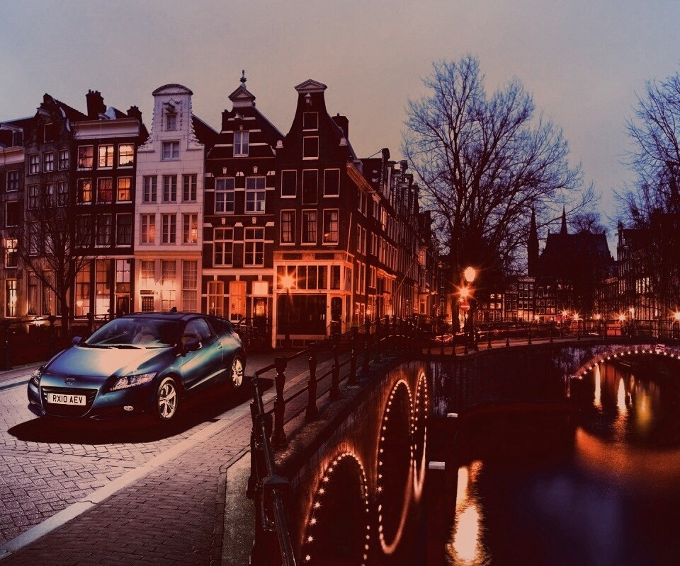 Автомобиль на мосту в свете фонаря обои