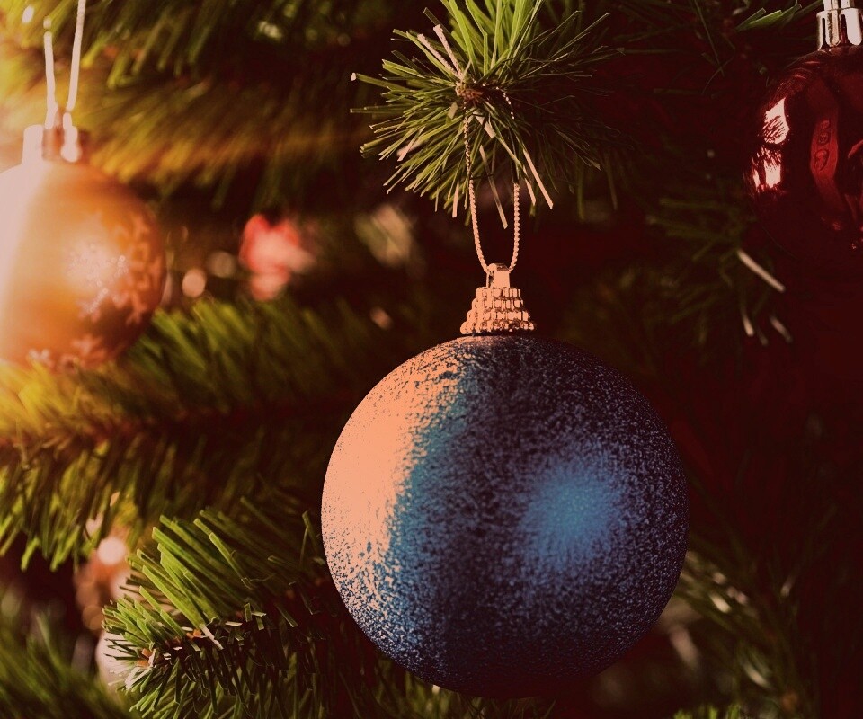 Шары на ёлке обои