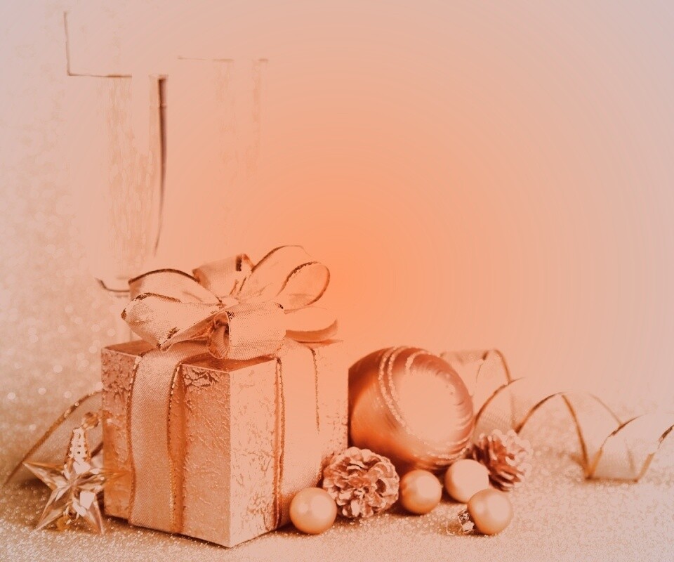 Подарок и бокалы шампанского обои