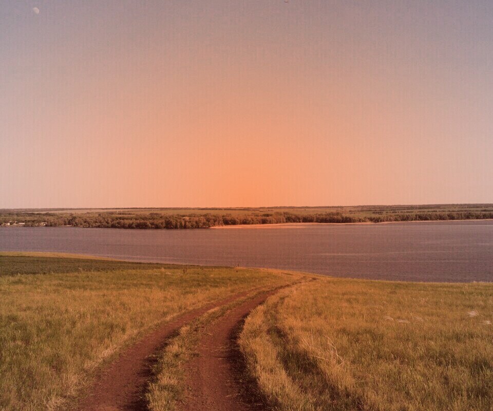 Дорога спускается к воде обои