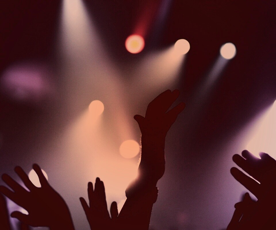 Руки людей на концерте обои
