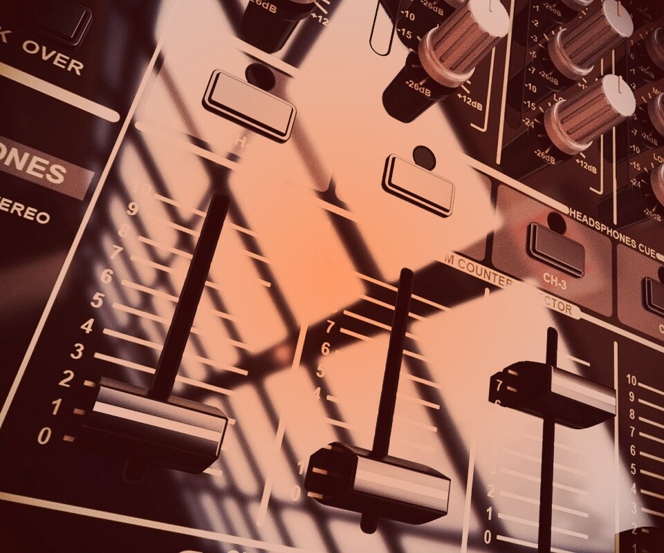 Пульт диджея и отражение на нем обои