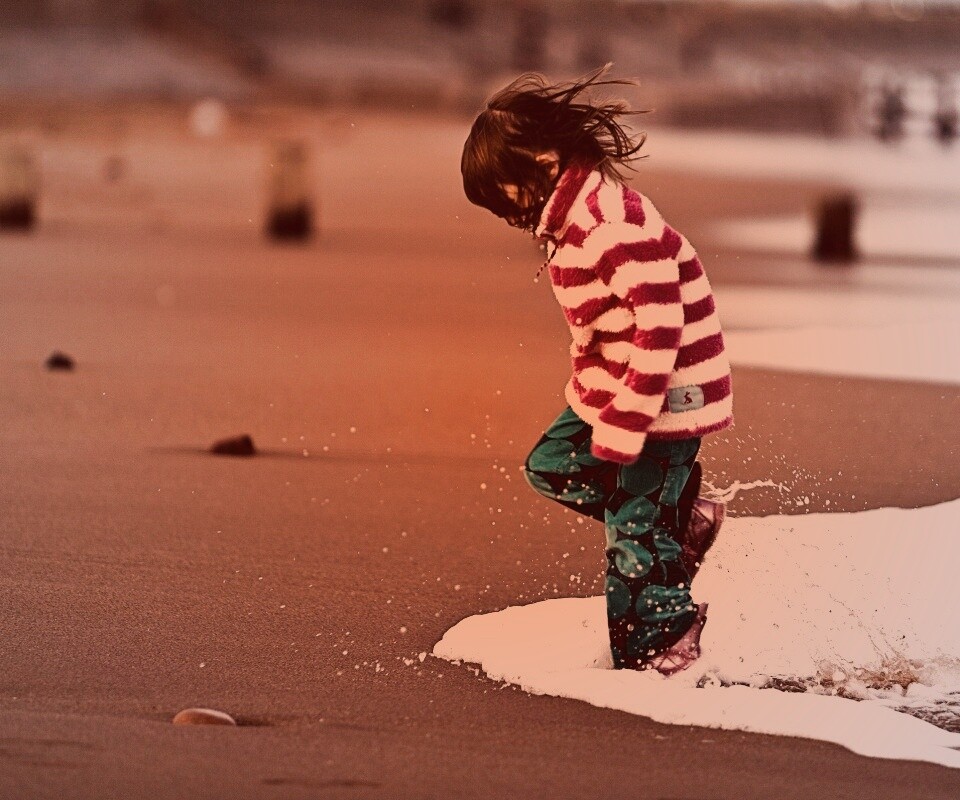 Ребенок и волна обои