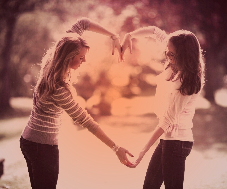 Две девушки и сердце из рук обои