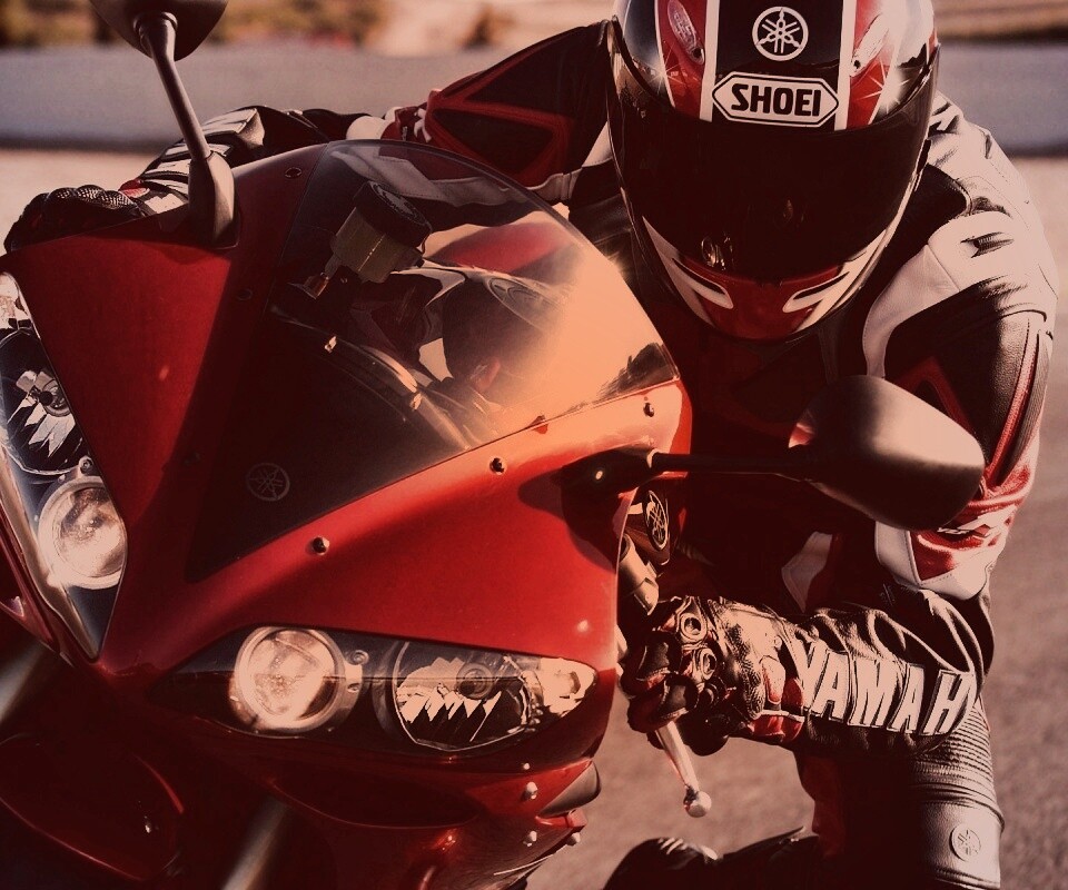 Мотоциклист на красной ямахе обои