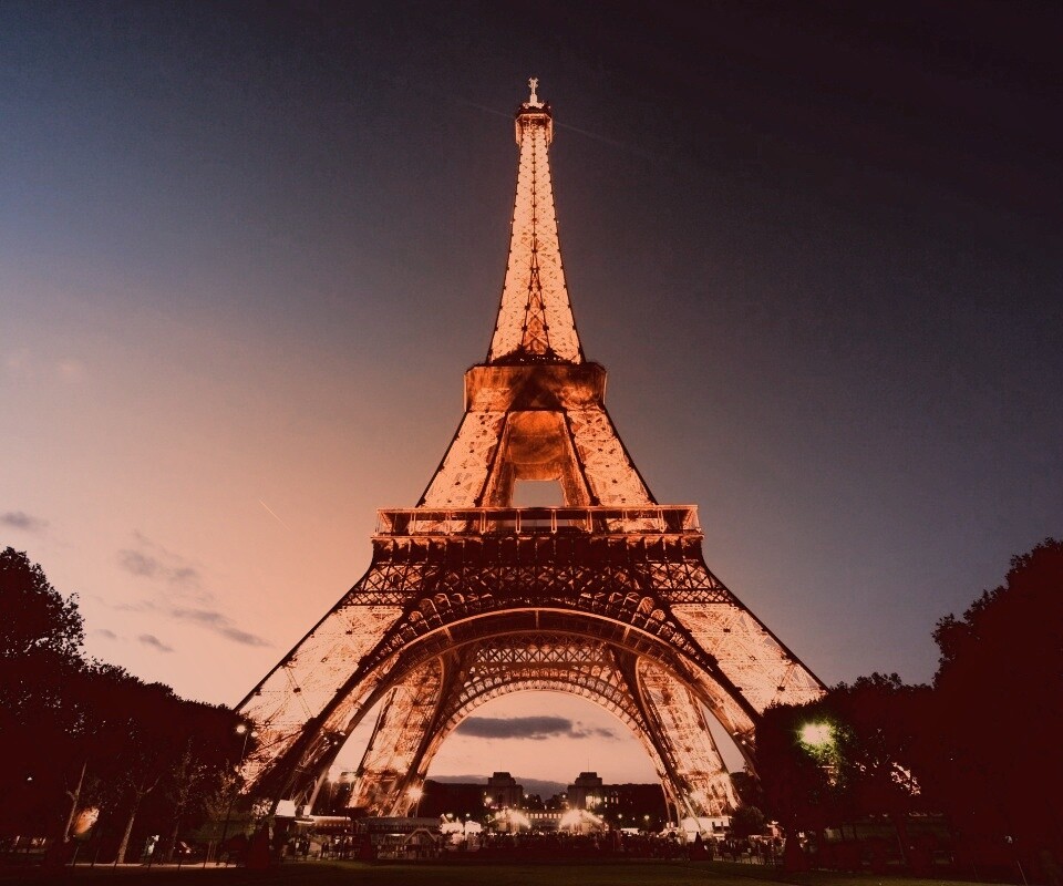 Светящаяся эйфелева башня обои