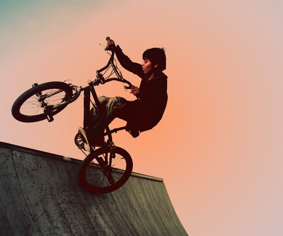 Мальчик на рампе обои