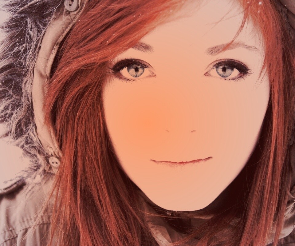 Рыжая в капюшоне обои