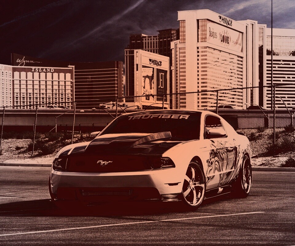 Мустанг на парковке обои