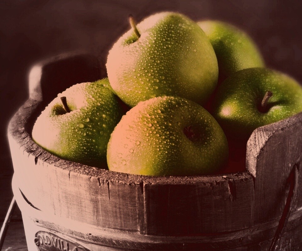 Ведро зеленых яблок обои