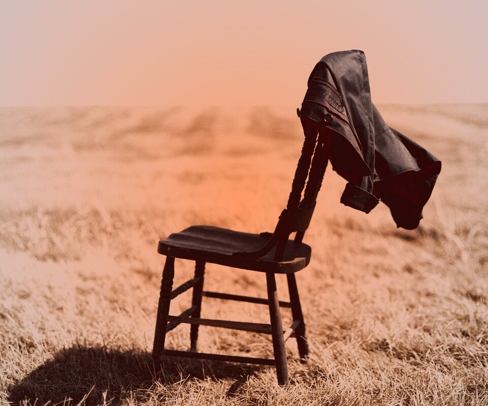 Стул в поле обои