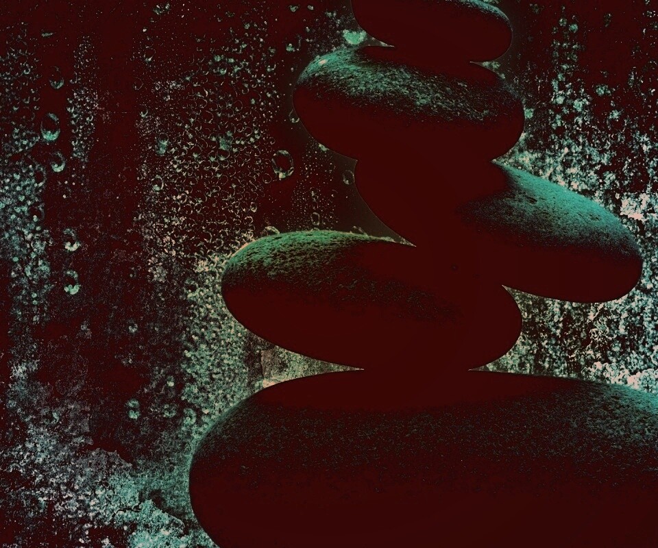 Башня из камней под водой обои