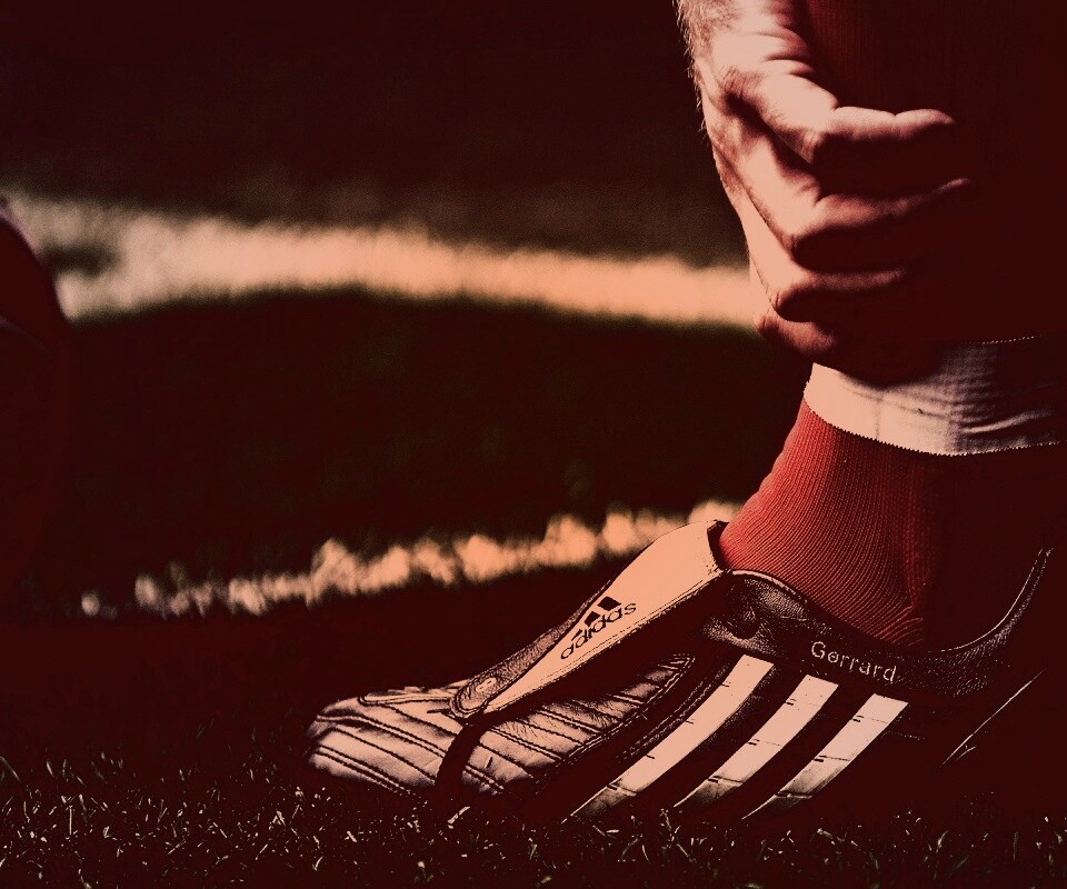 Левая нога футболиста в бутсе обои