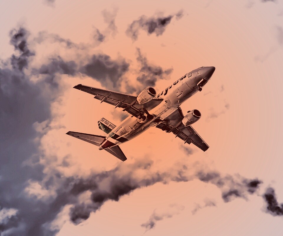 Самолет гражданской авиации в небе обои