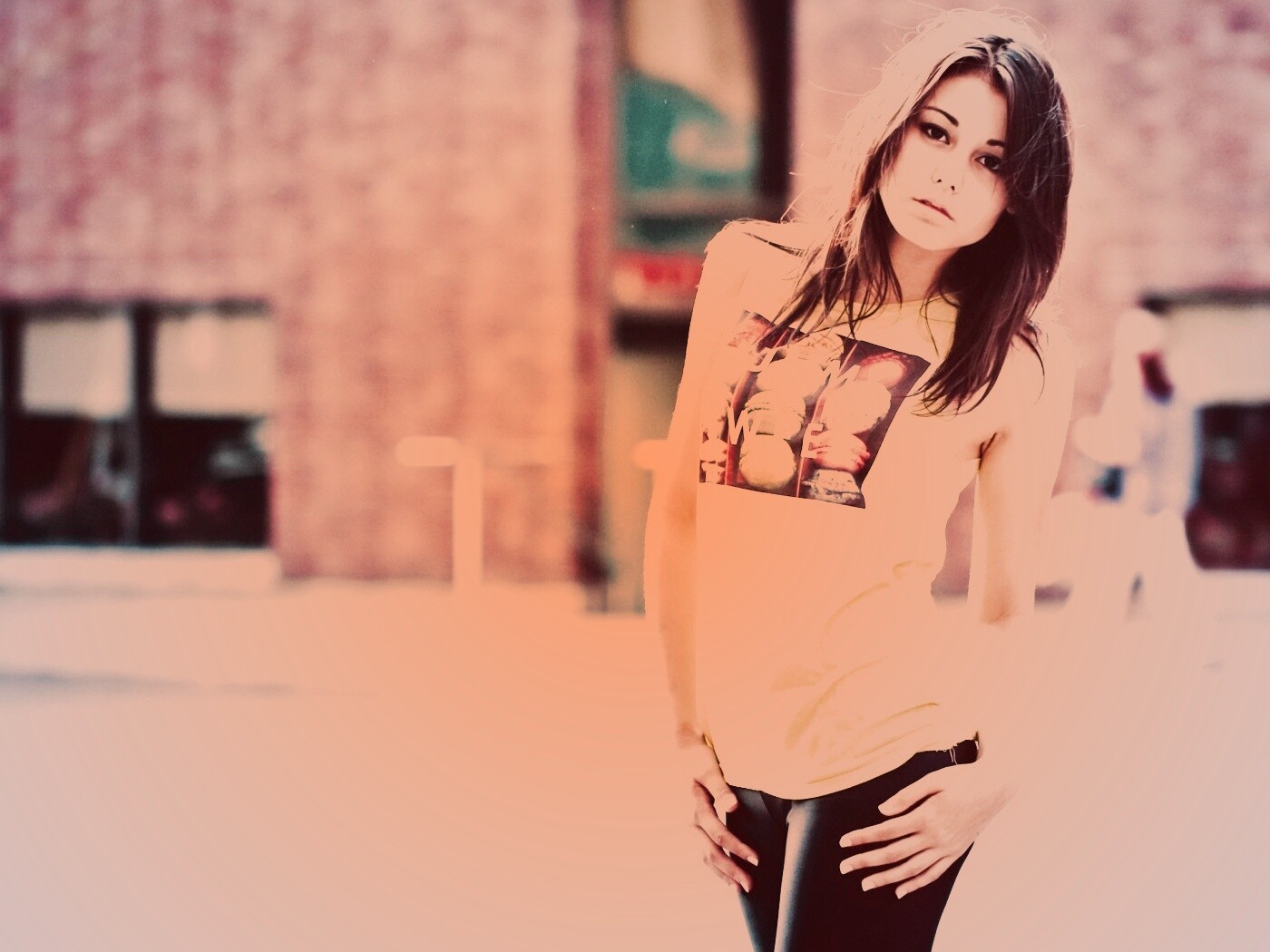 Молодая девушка в городе обои