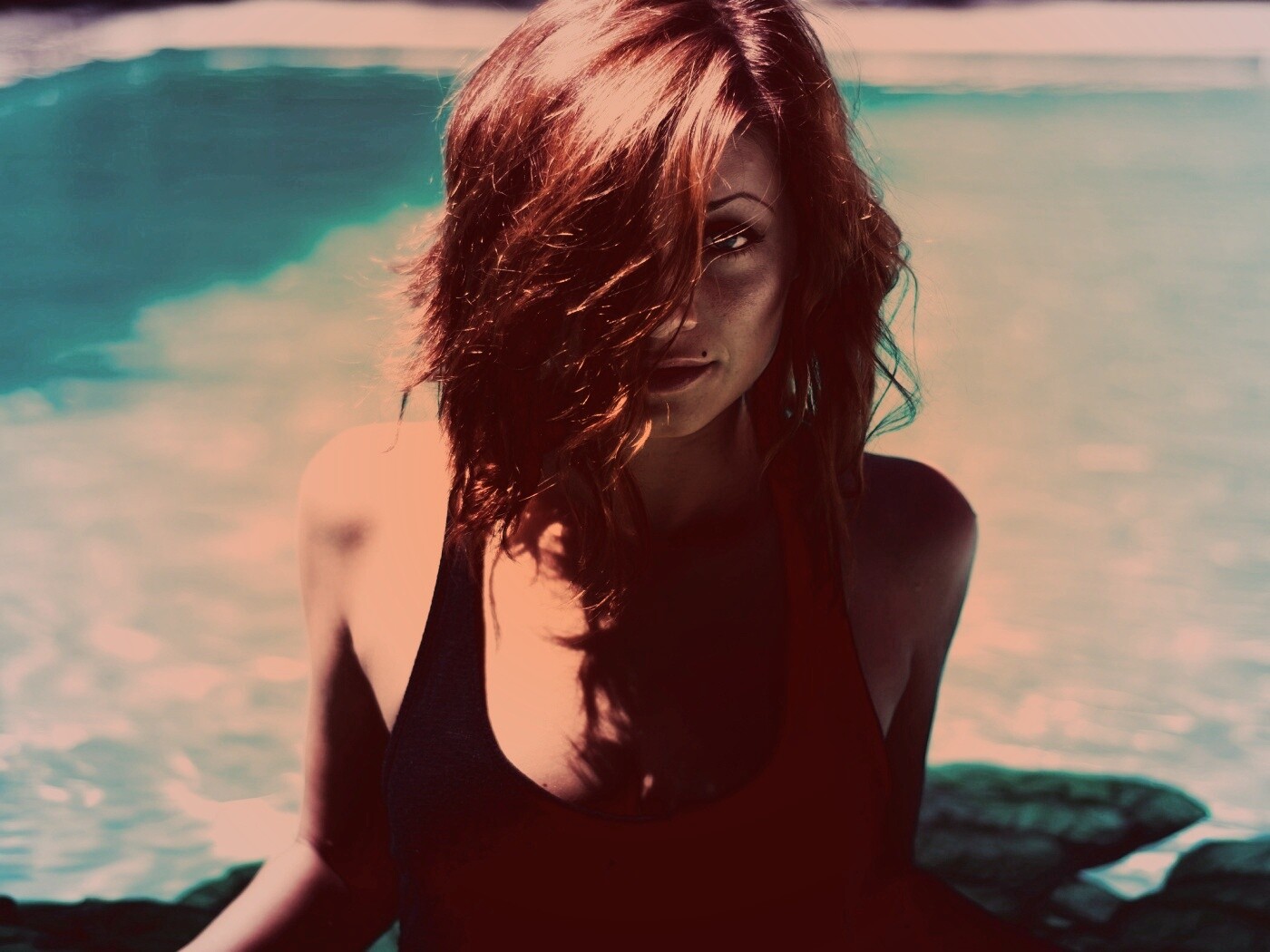 Девушка рядом с бассейном обои