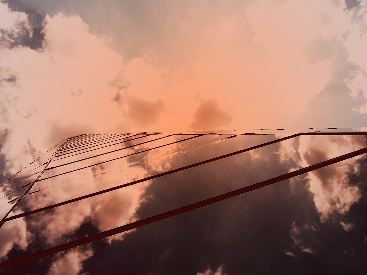 Стеклянный небоскреб уходящий в небо обои