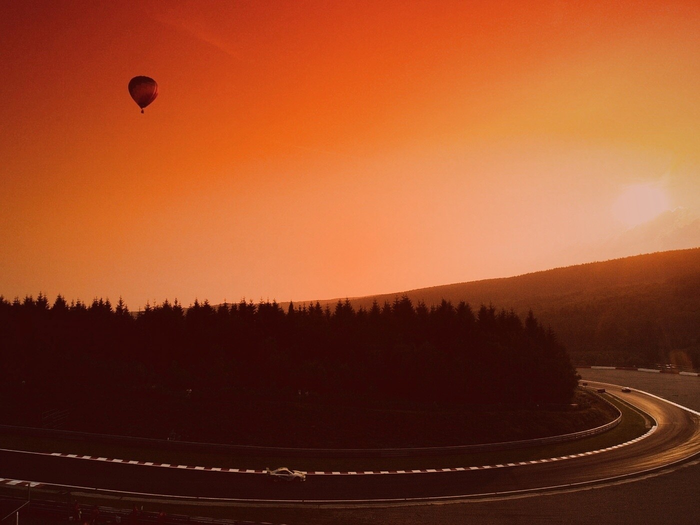 Воздушный шар над треком обои