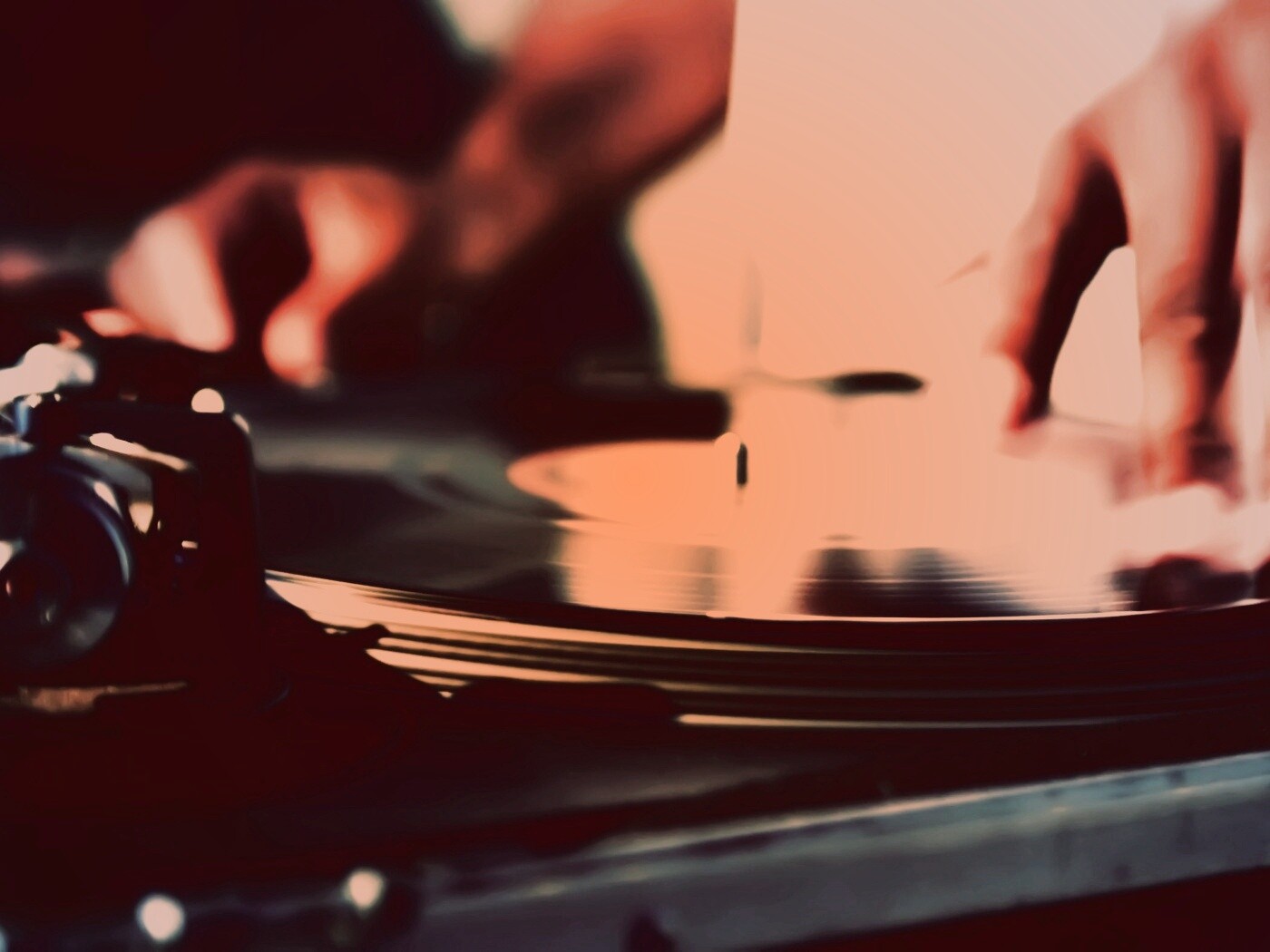 Винил на диджейском пульте обои