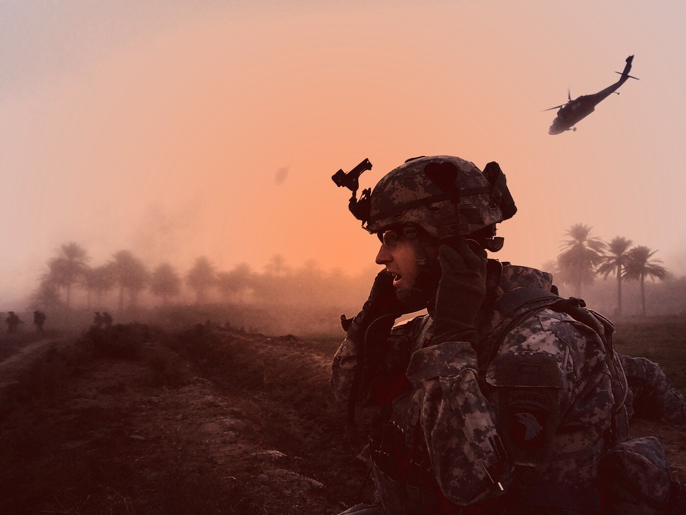 СОлдат во время боевых действий обои