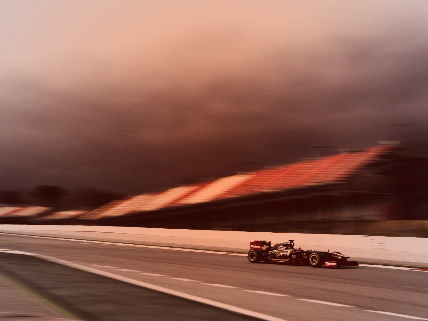 Болид на треке обои