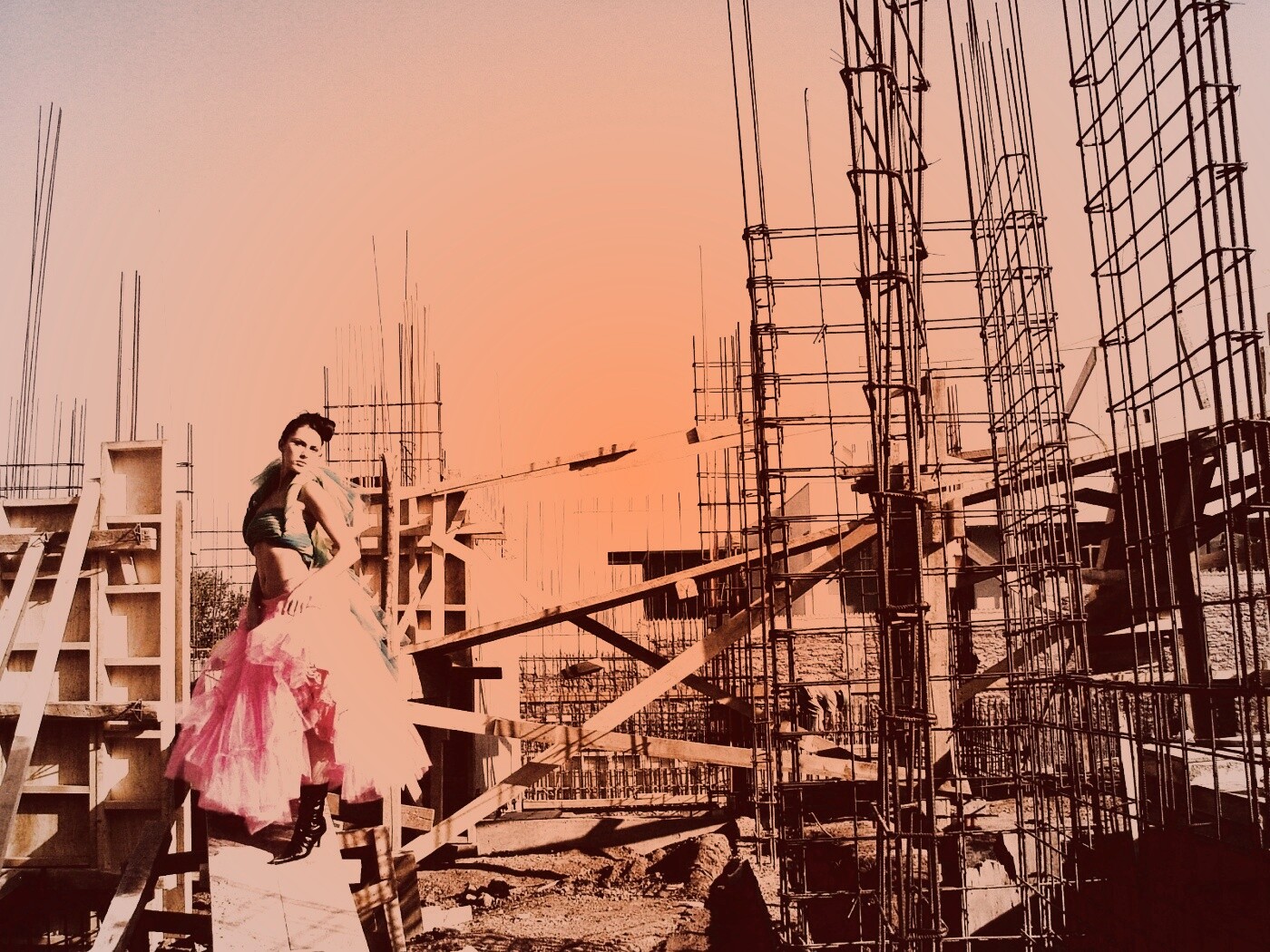 Девушка на стройке обои