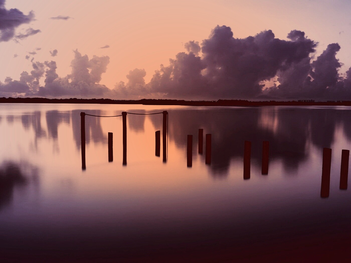 Столбики из воды обои