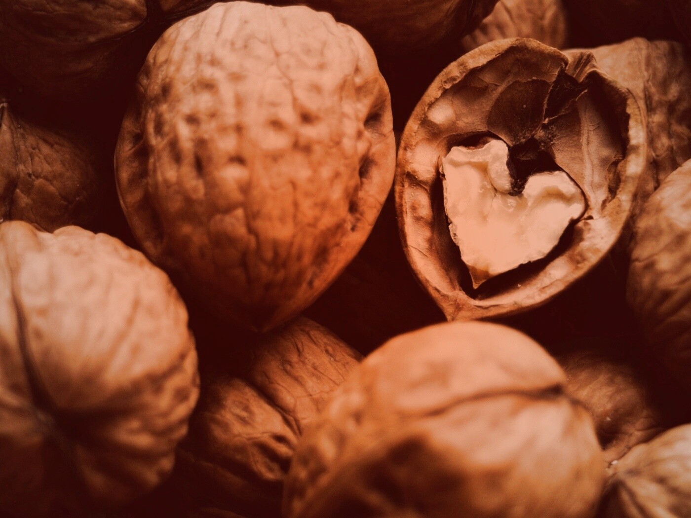 Расколотый орех обои