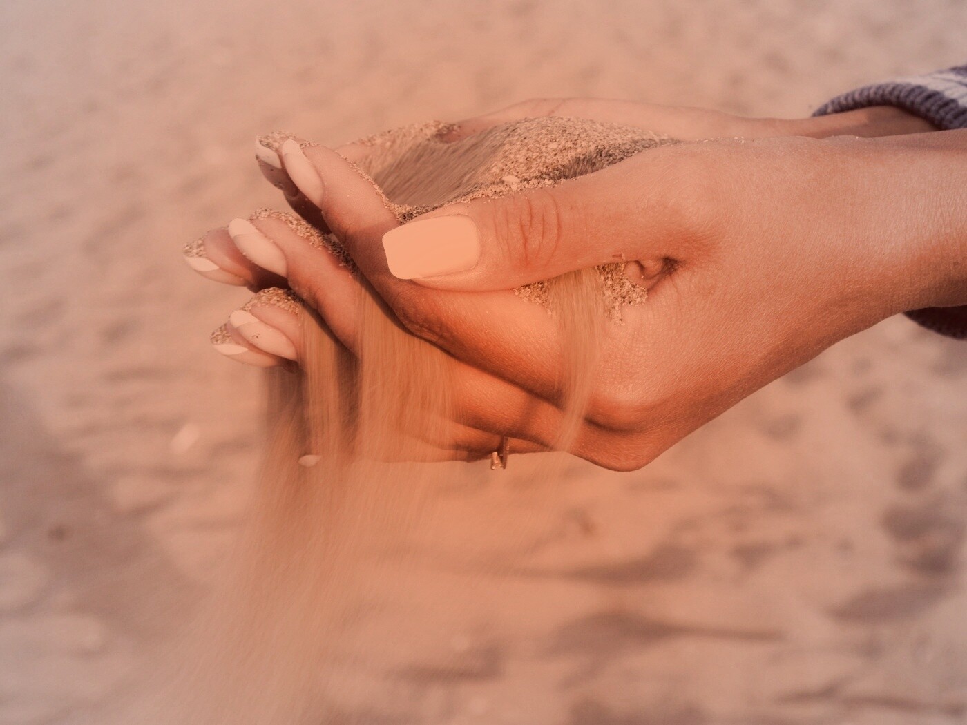 Песок сквозь пальцы обои