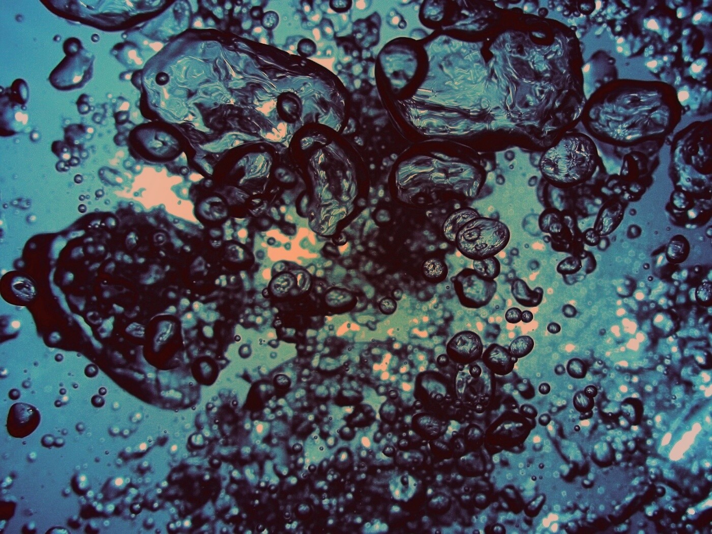 Тёмные пузыри в воде обои