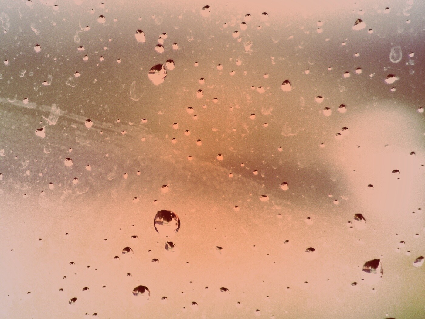 Капли на грязном стекле обои