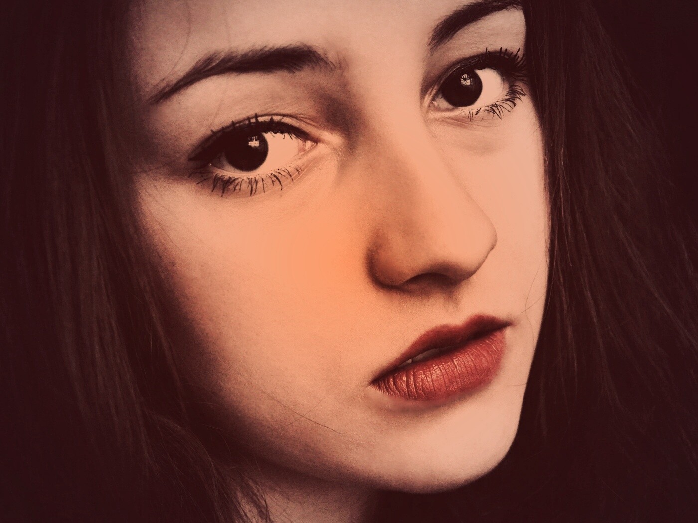 Брюнетка с ярким макияжем и печальным лицом обои