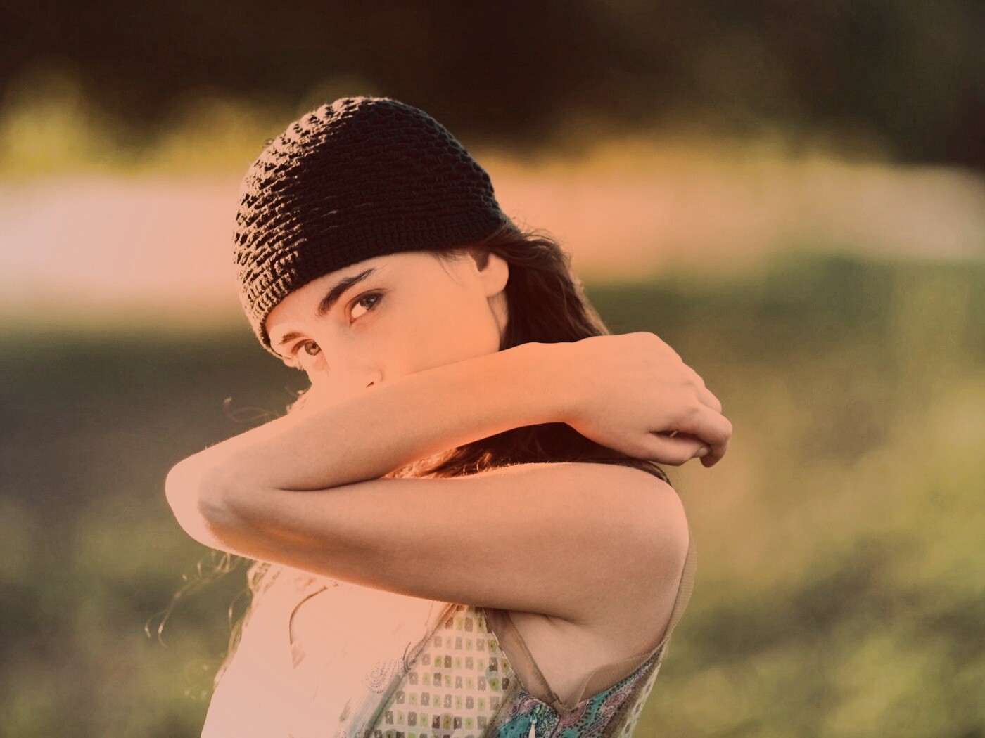 Спрятавшись за сгибом руки обои