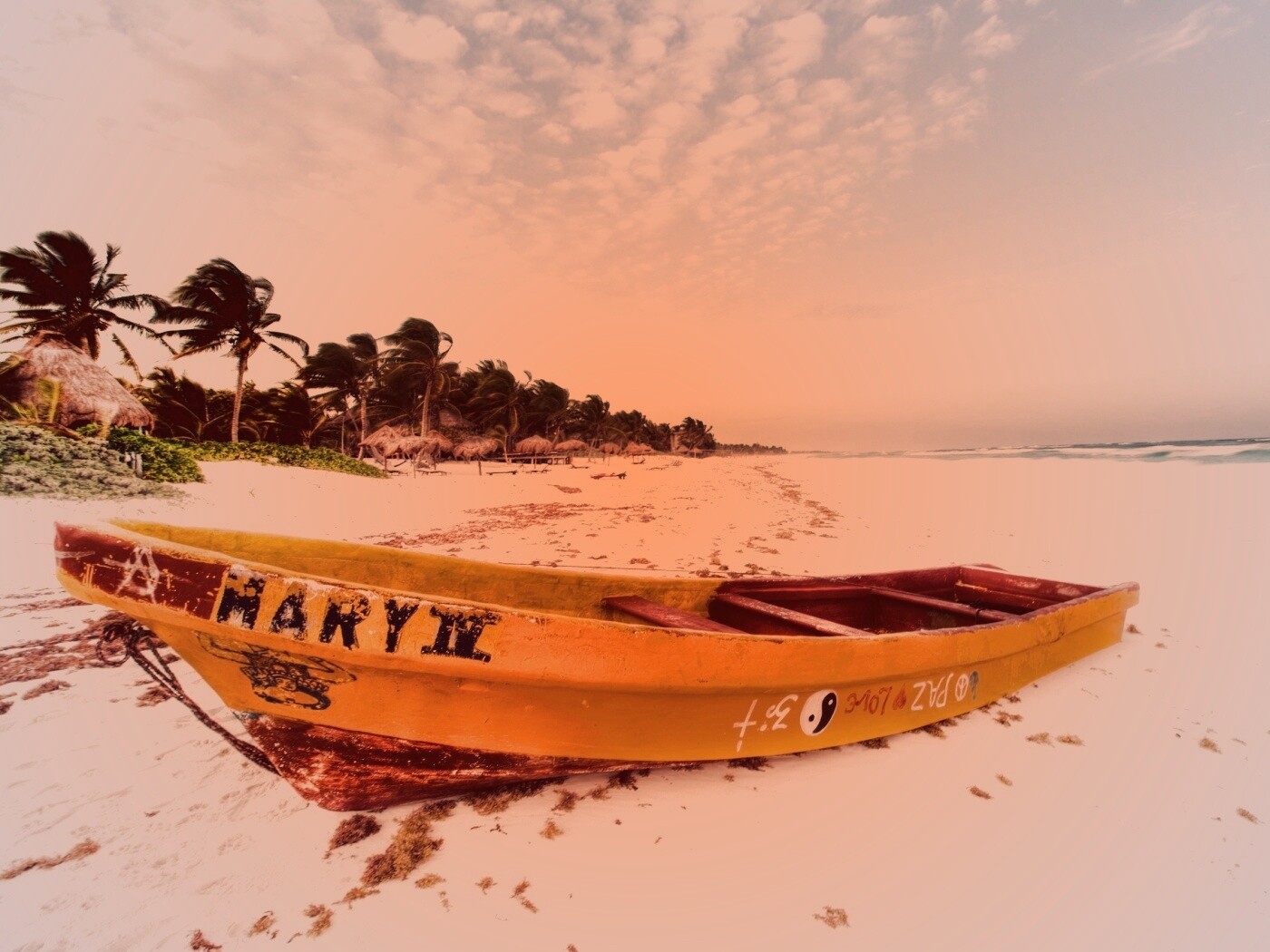 Лодка на берегу моря MARY IV обои