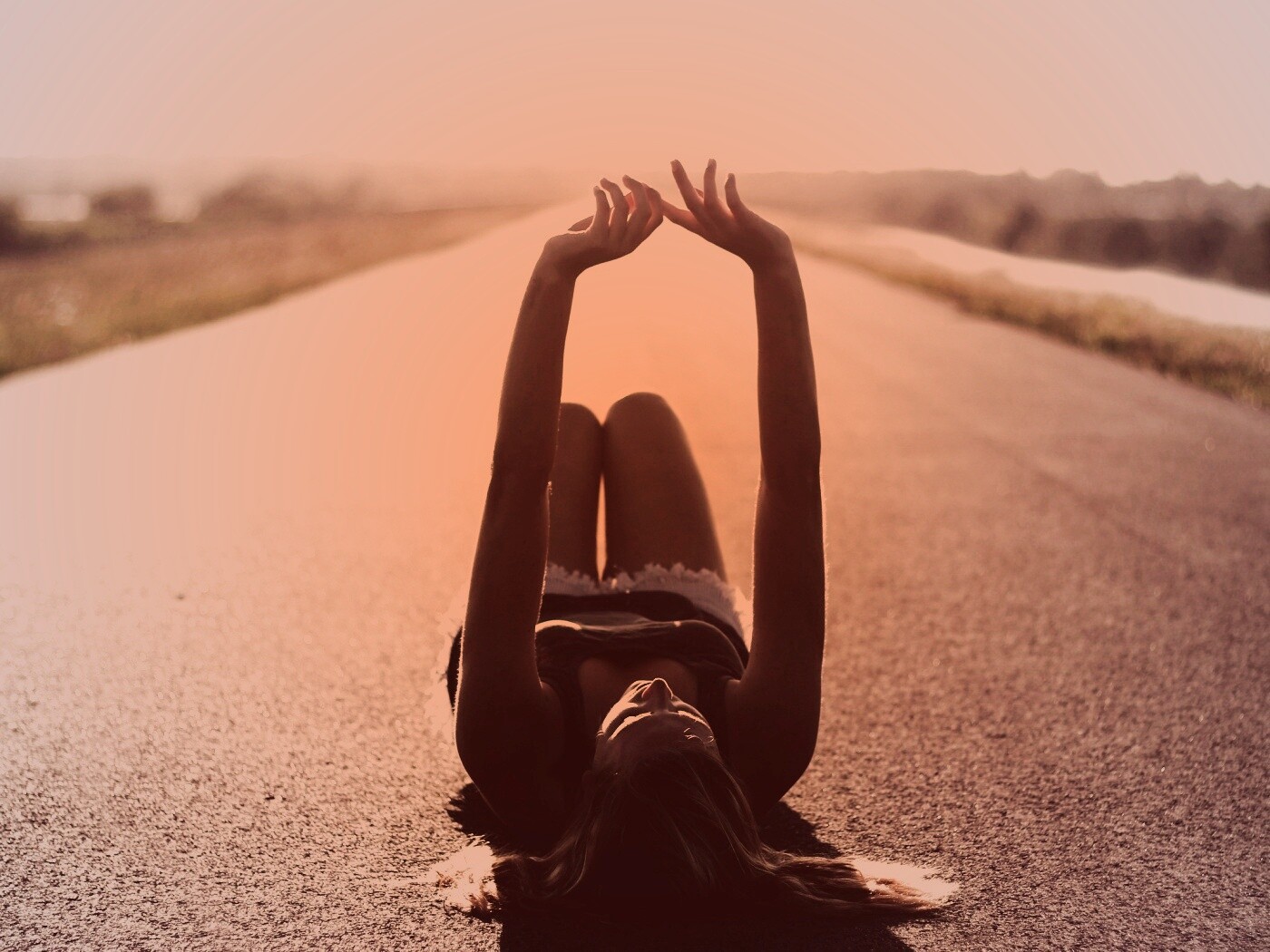 Девушка на асфальте обои