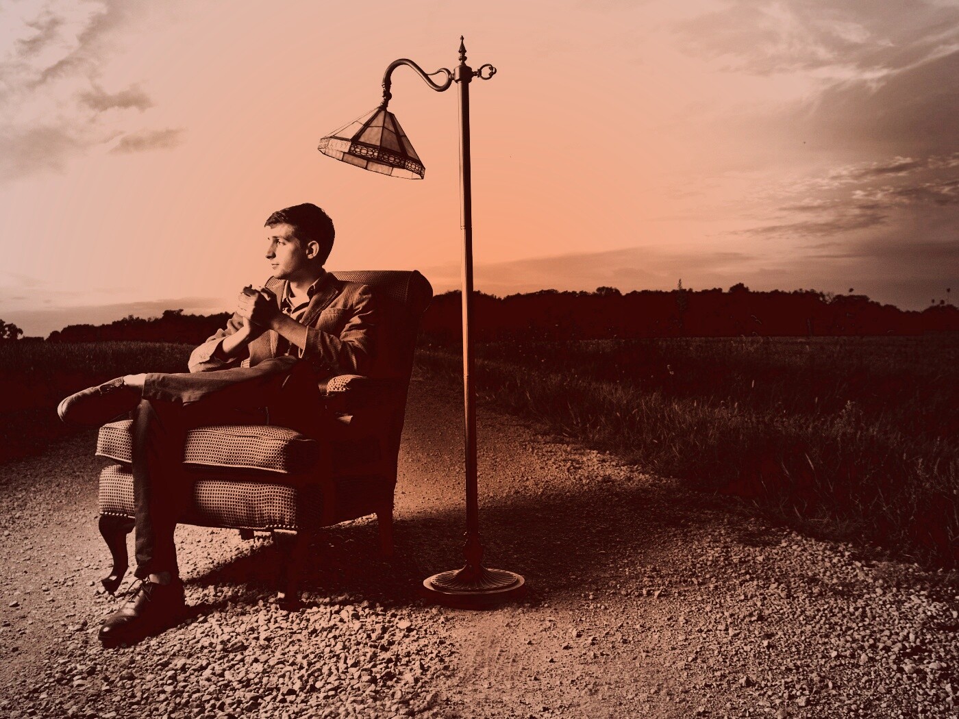 Мужчина в кресле обои