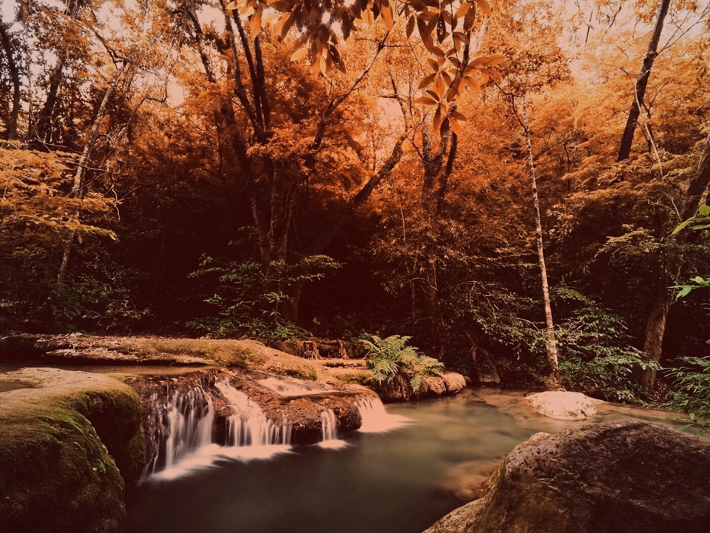 Водопадик в осеннем лесу обои