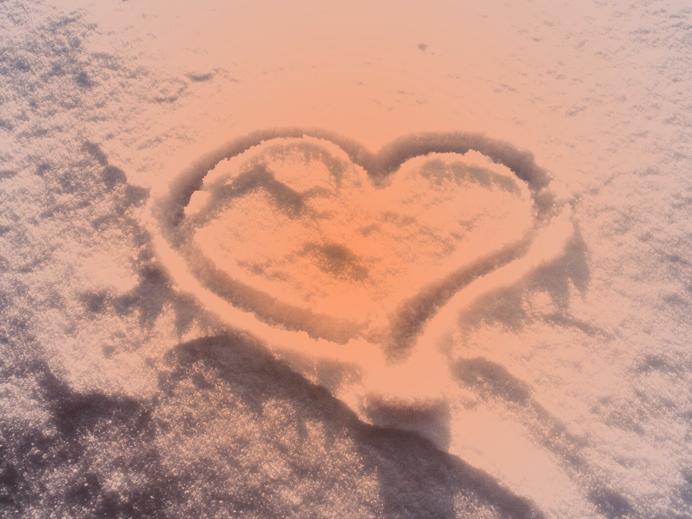 Сердечко на снегу обои