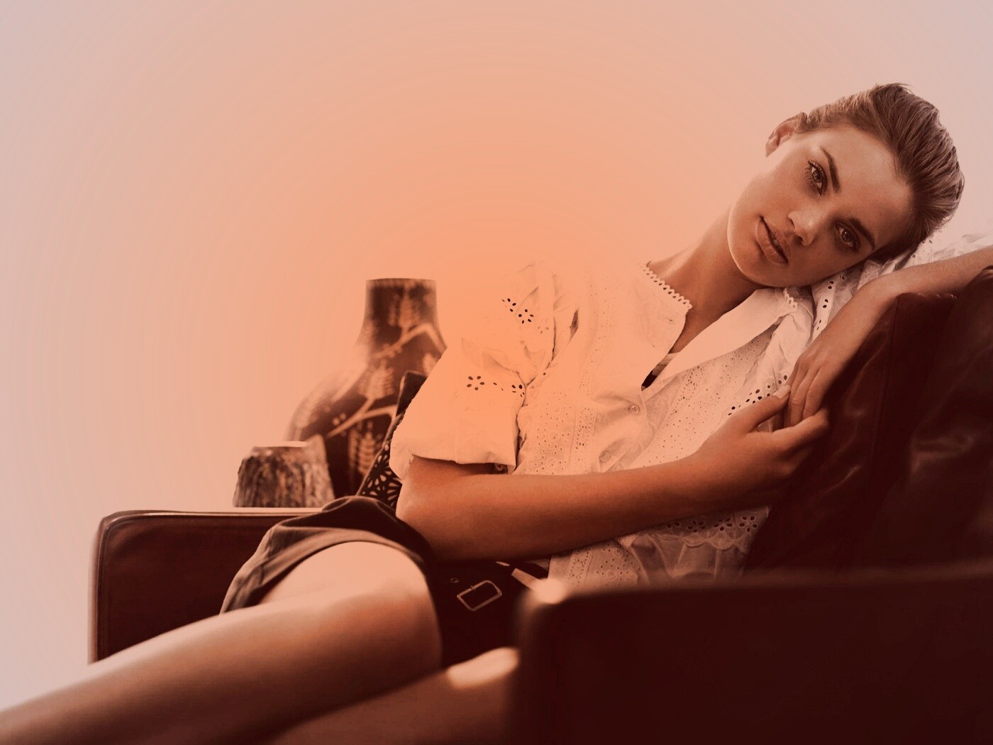 Девушка на диване обои