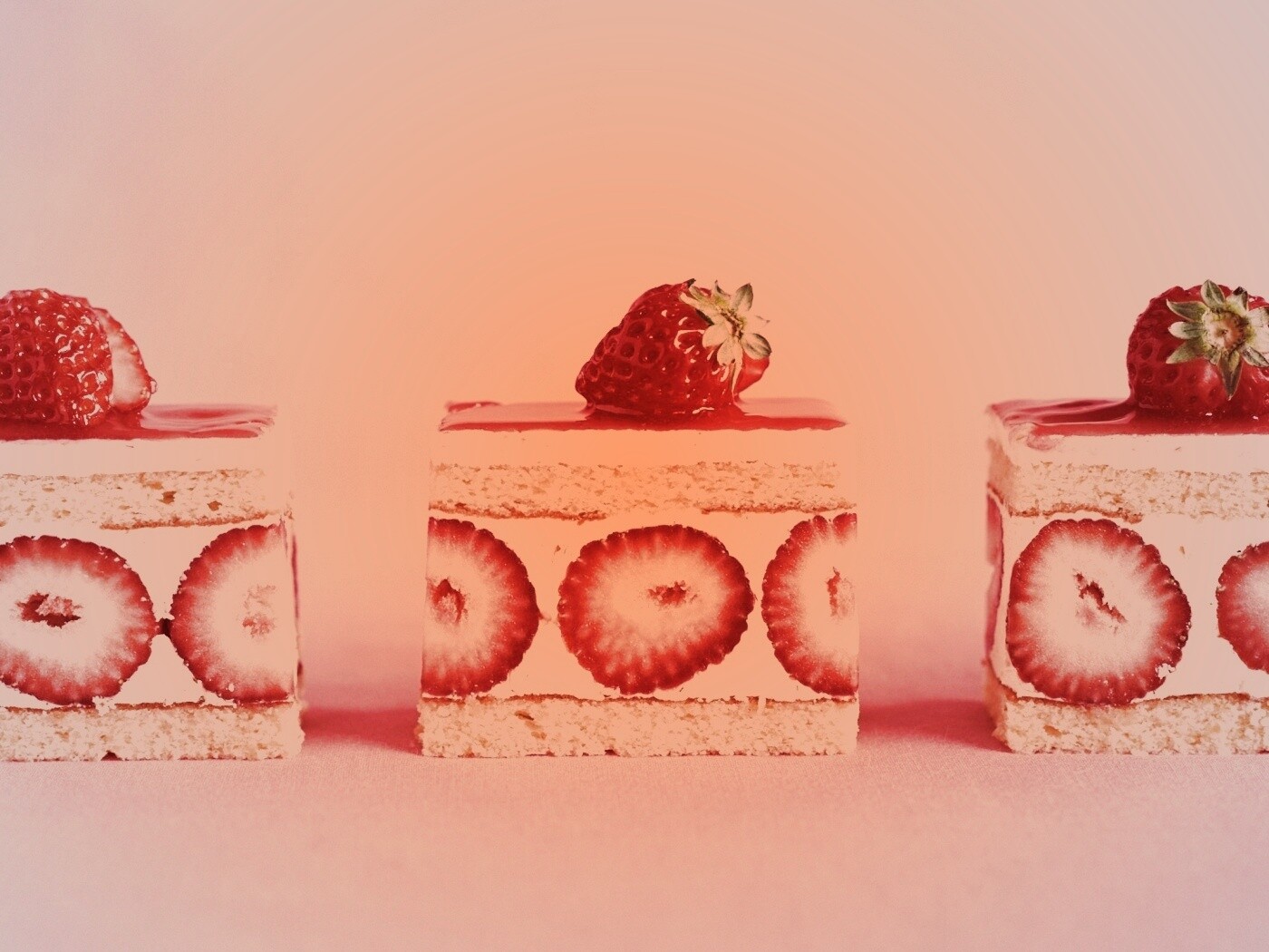 Ломтики клубничного торта обои