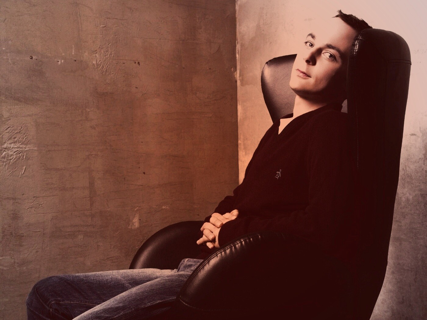 Джим Парсонс в крселе обои