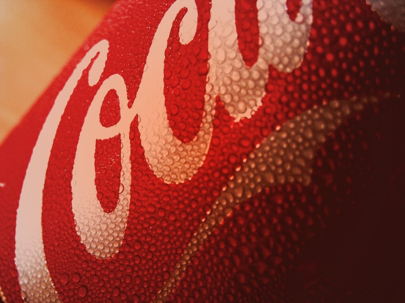 Запотевшая банка Кока-Колы обои